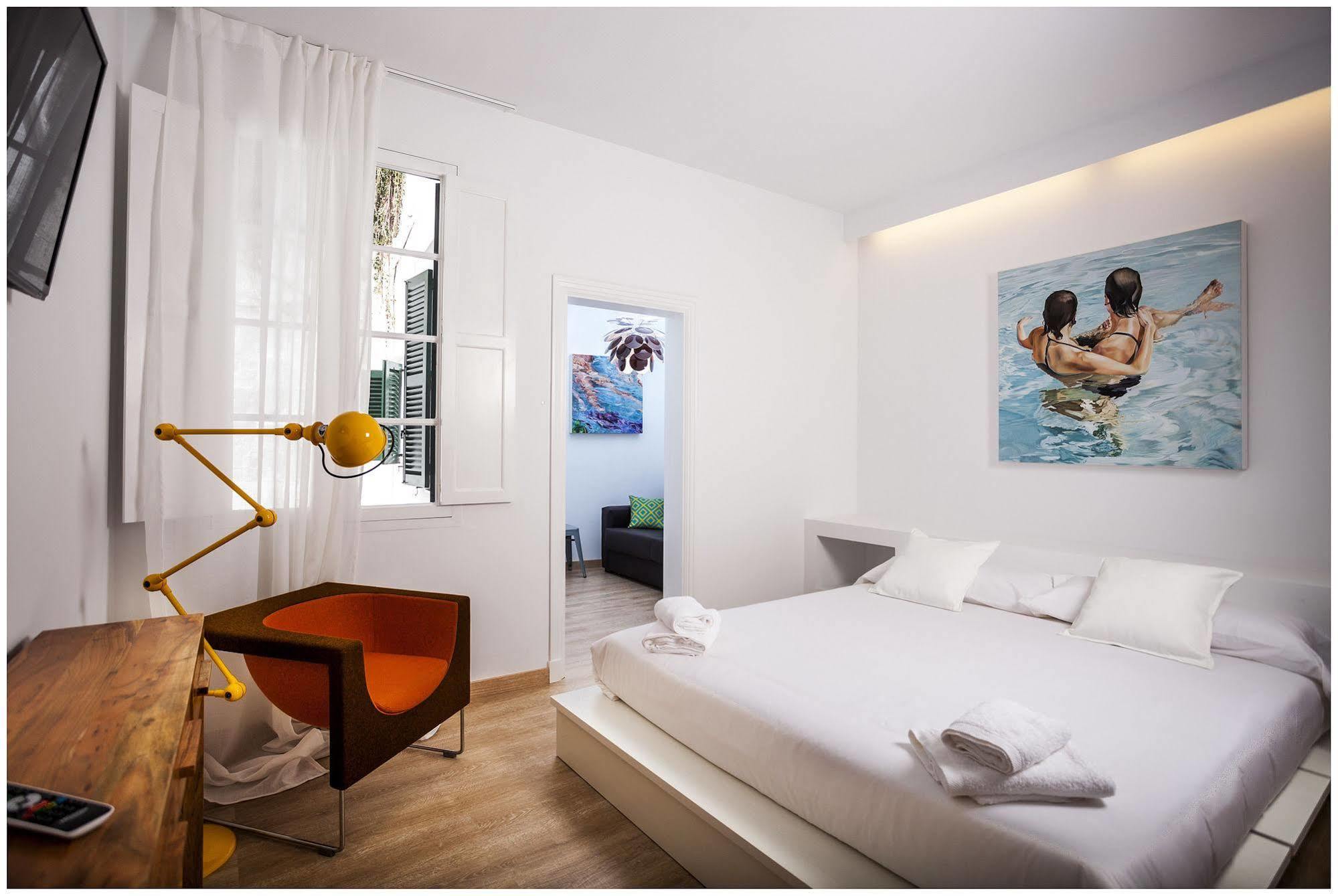 Cheap & Chic Hotel Ciutadella  Bagian luar foto