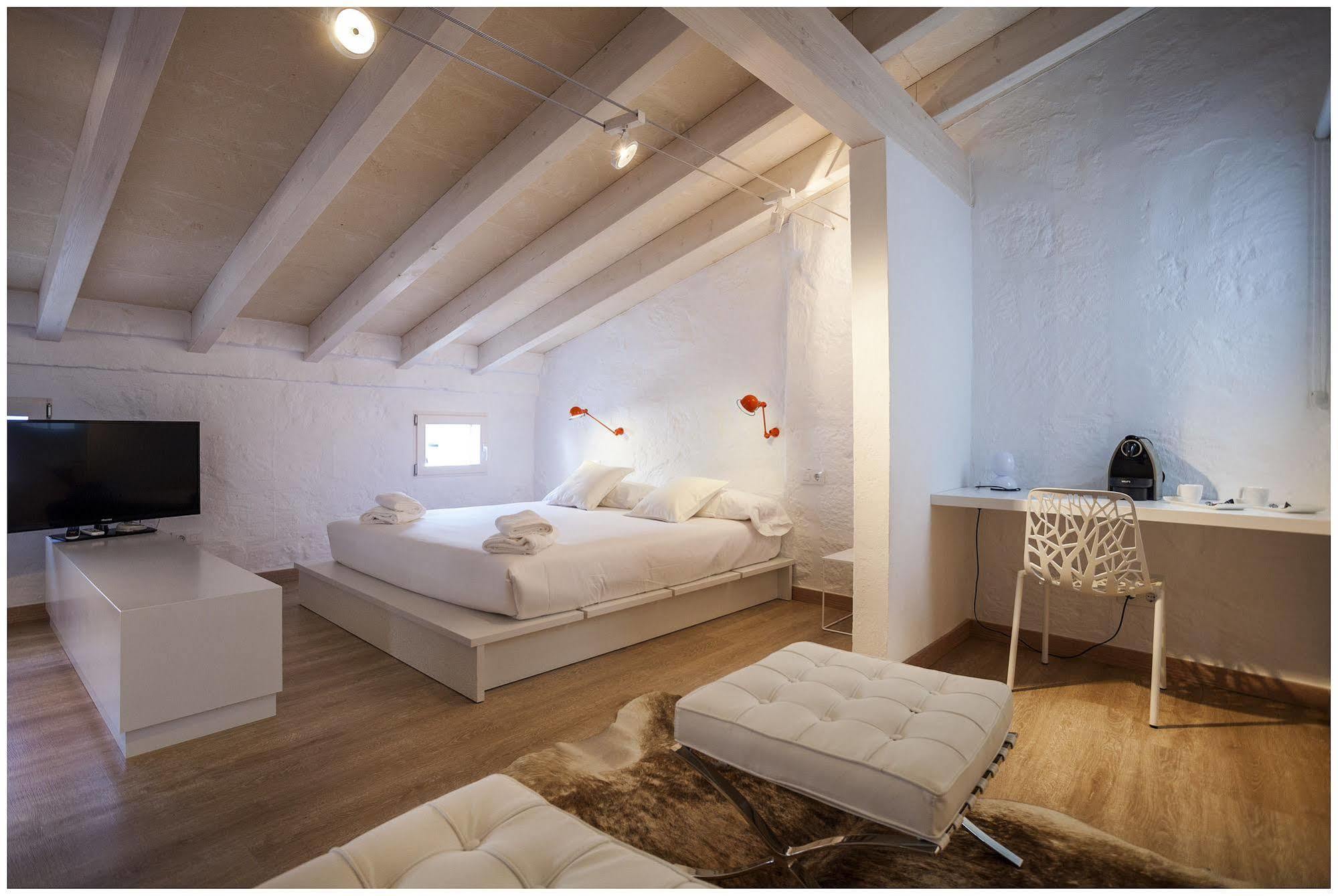 Cheap & Chic Hotel Ciutadella  Bagian luar foto