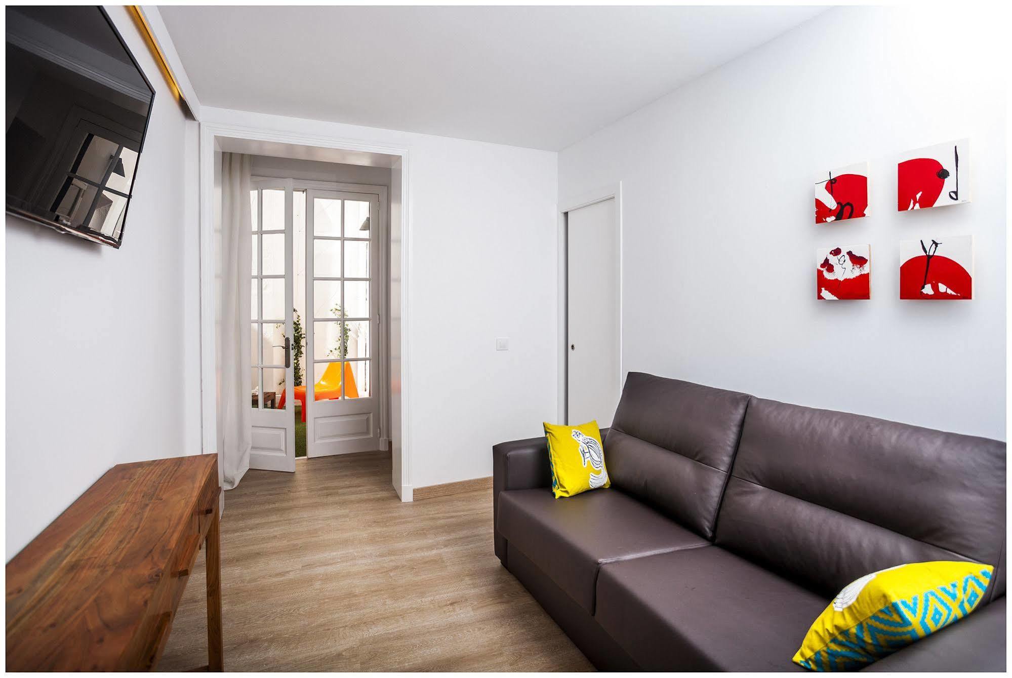 Cheap & Chic Hotel Ciutadella  Bagian luar foto