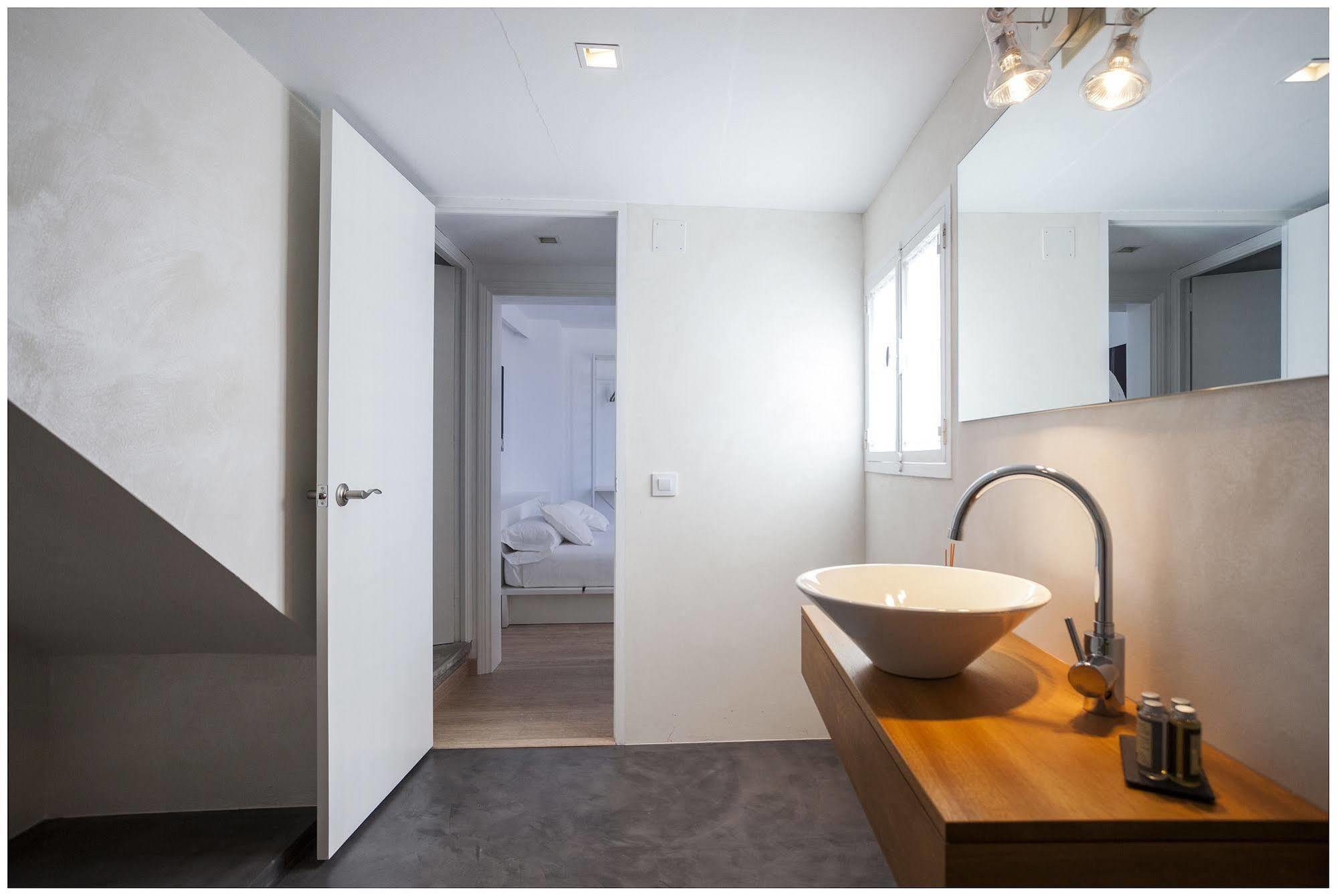 Cheap & Chic Hotel Ciutadella  Bagian luar foto