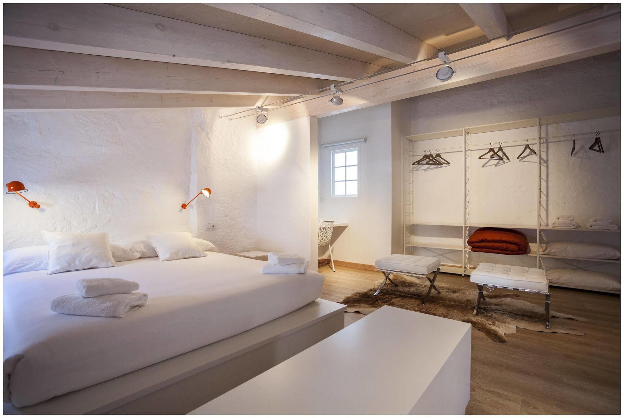 Cheap & Chic Hotel Ciutadella  Bagian luar foto