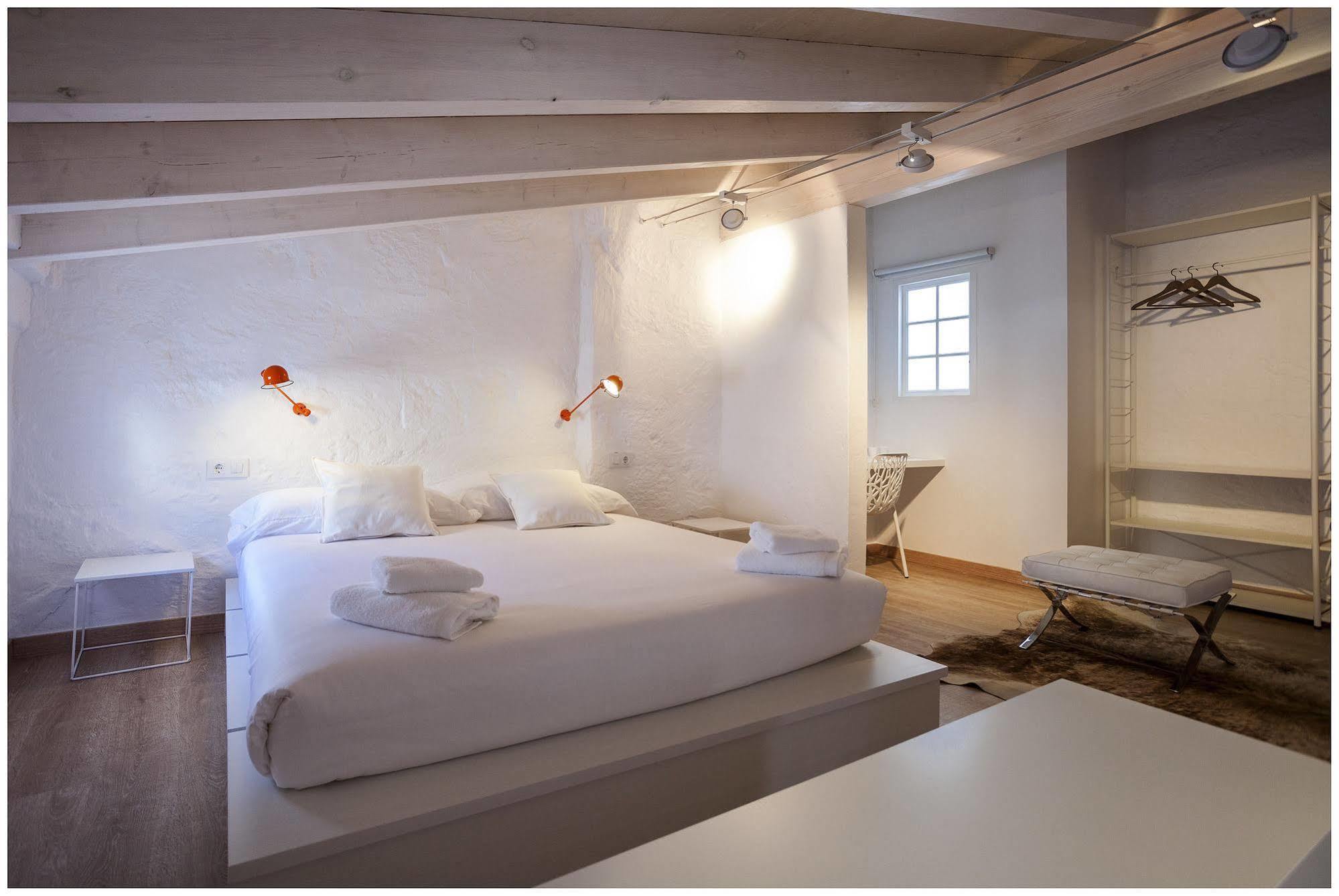 Cheap & Chic Hotel Ciutadella  Bagian luar foto