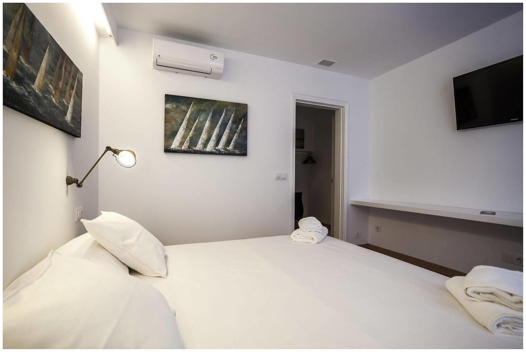 Cheap & Chic Hotel Ciutadella  Bagian luar foto