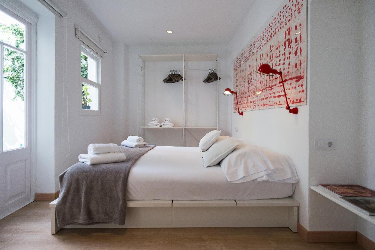 Cheap & Chic Hotel Ciutadella  Bagian luar foto